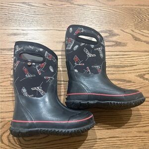 Bogs Kids size 13 Black and Red Hockey Pattern Boots